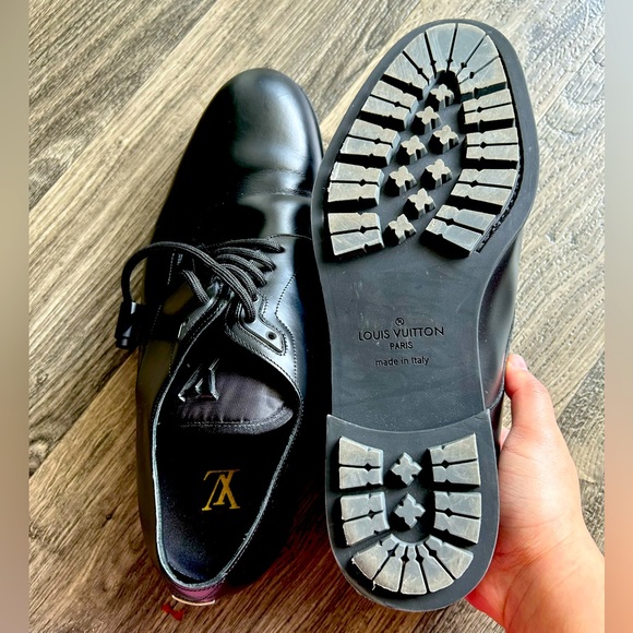 I am selling these shoes, I only used them twice. - Picture 3 of 3